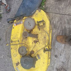 ((READ AD))((42" L--SERIES Johndeere Deck)) Riding Mower 