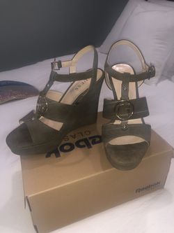 Guess wedges