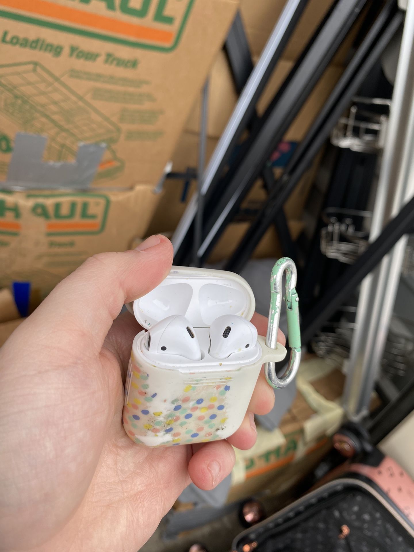2 pairs of airpods