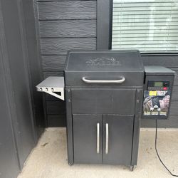 Traeger Silverton 620 Pellet Grill