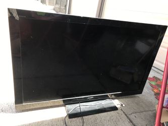 Sony Bravia 75” AWESOME CONDITION AND SCREEN ( not smart)   No remote.  First $100 cash pick up only