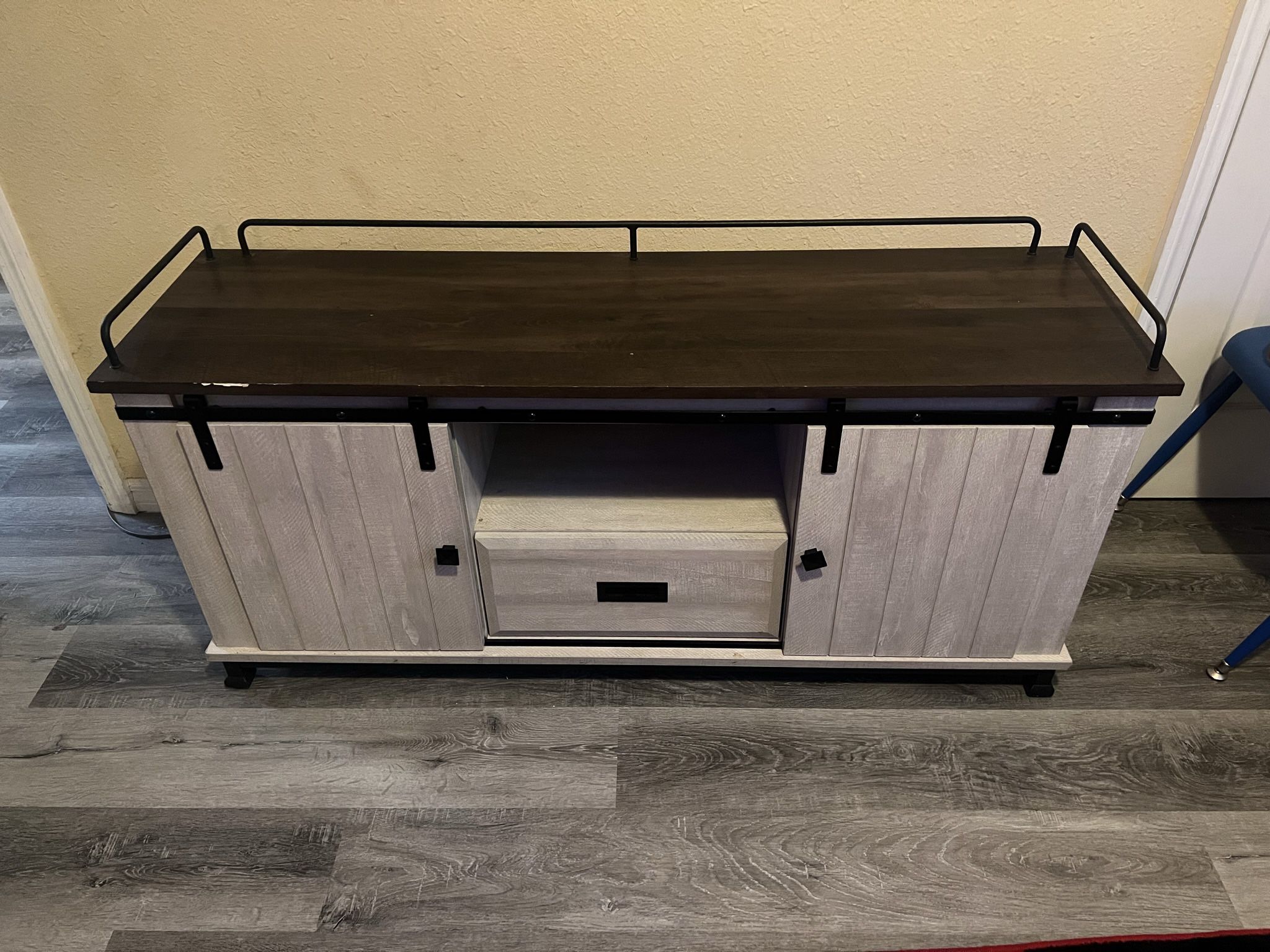 TV / Entertainment Stand