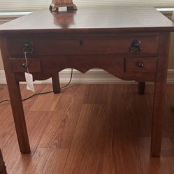 Beautiful End / Side Table