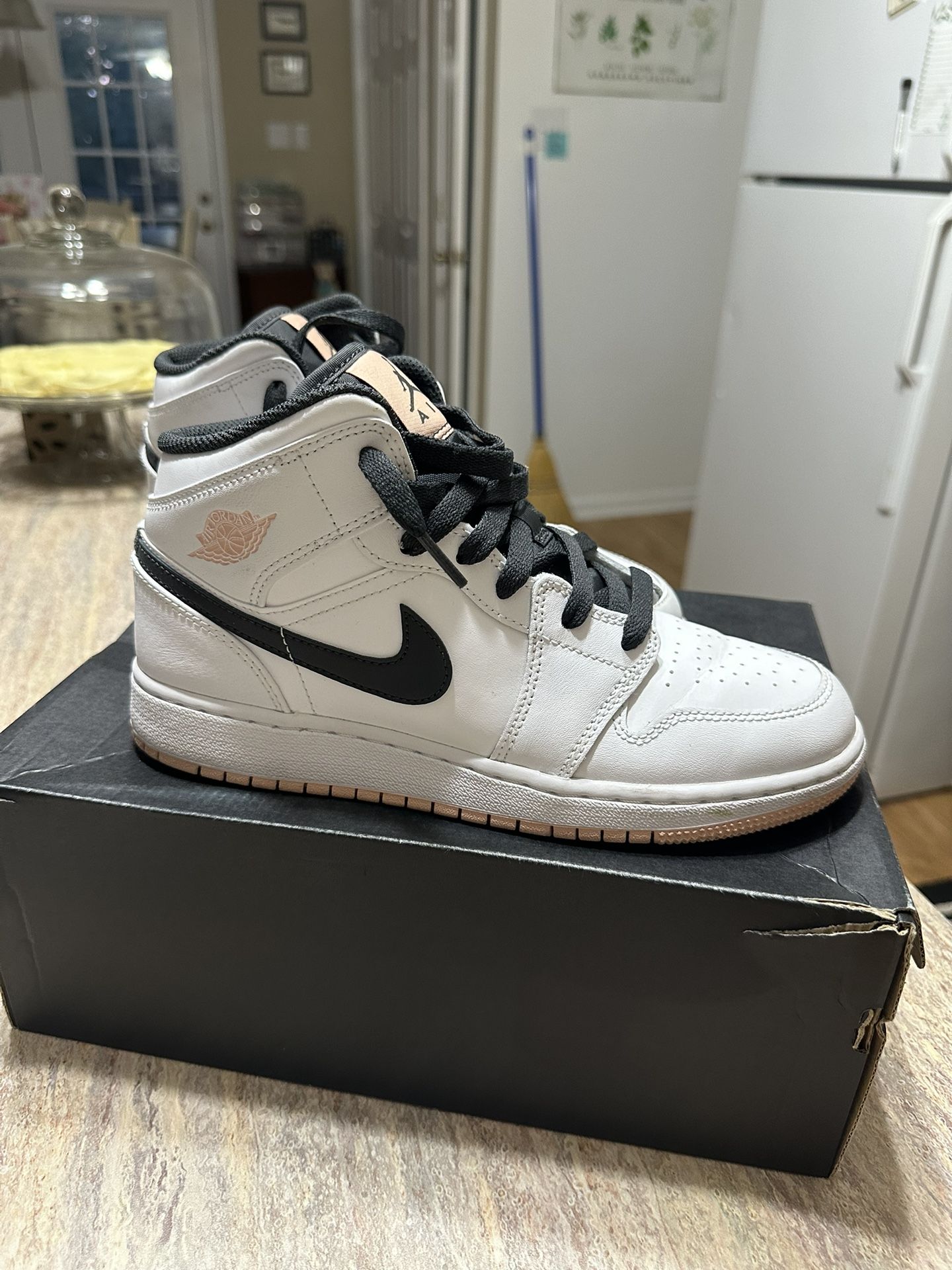 6.5Y - Jordan 1 Mid