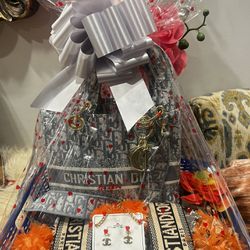 Gift Basket For Mother Day .