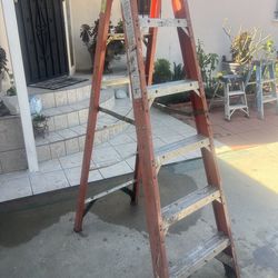 Escaleras de seis pies de fibra de vidrio perfectas, condiciones muy baratas $60 cada una