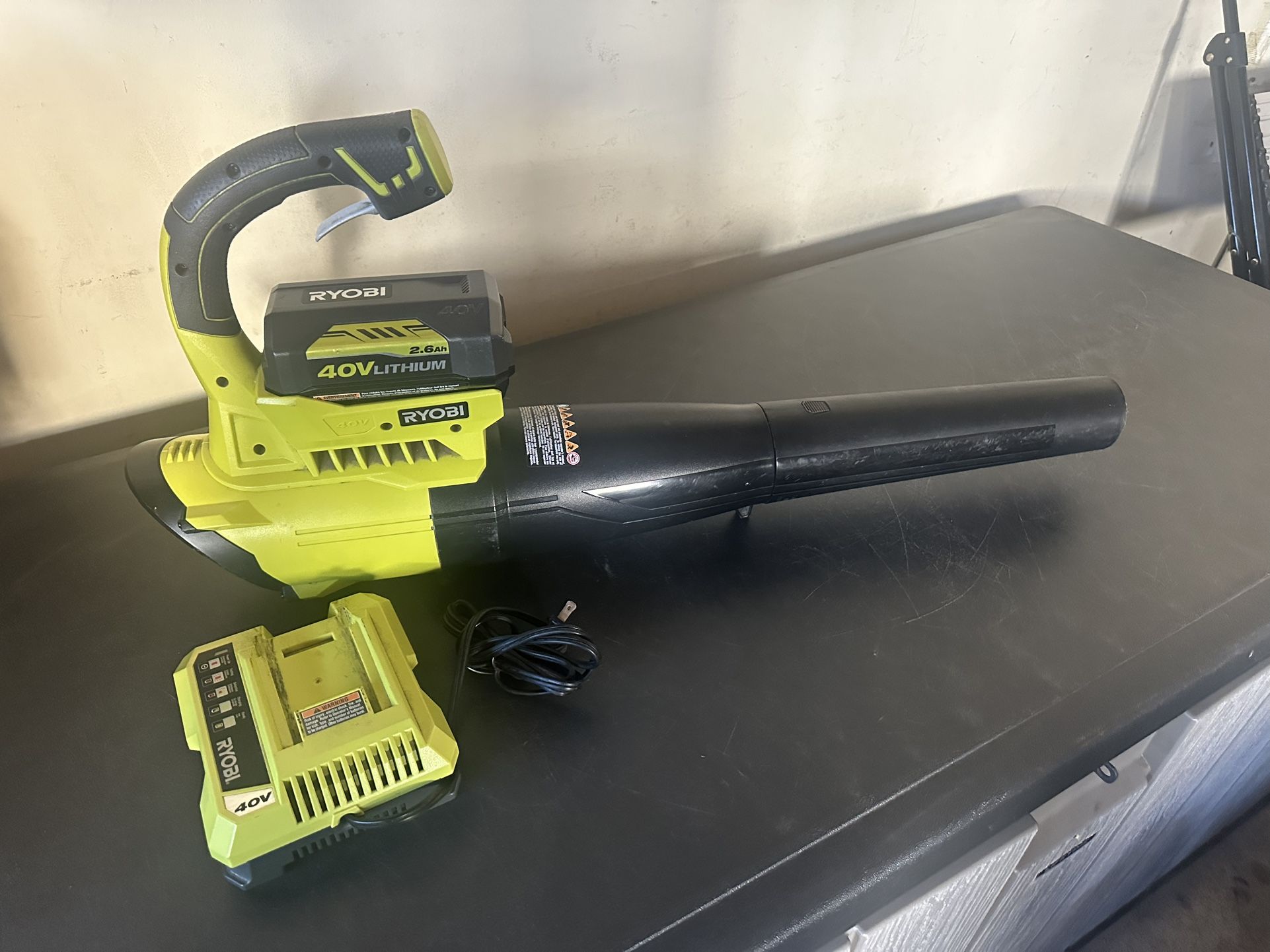 RYOBI 40V blower with charger and batterry 2.6ah included.