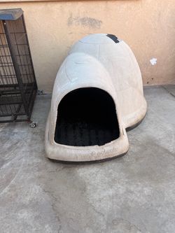 Large outdoor doghouse igloo