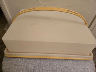 Tupperware dessert carrier with handle and a lid in like  new condition only $10!