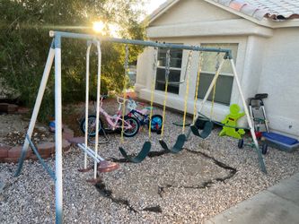 Kids Swing Set – Great Condition – Ready for a New Home!