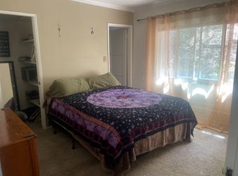 Queen bed barley used, great quality, excellent condition