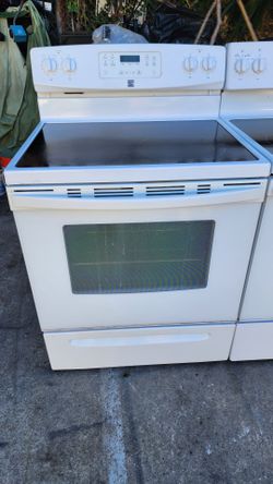 Preciosa estufa electrica Whirlpool luz 220V plancha de vidrio lista para usar super limpia trabaja muy bien los cuatro quemadores y el horno $150