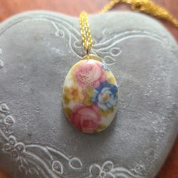 Vintage Floral Pendant Necklace 