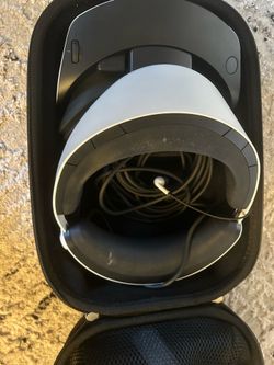 PSVR 2 and case w/both controllers