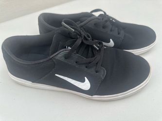 Tennis Shoes Habló Español