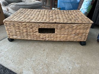 Hand-woven hyacinth storage bin with wheels