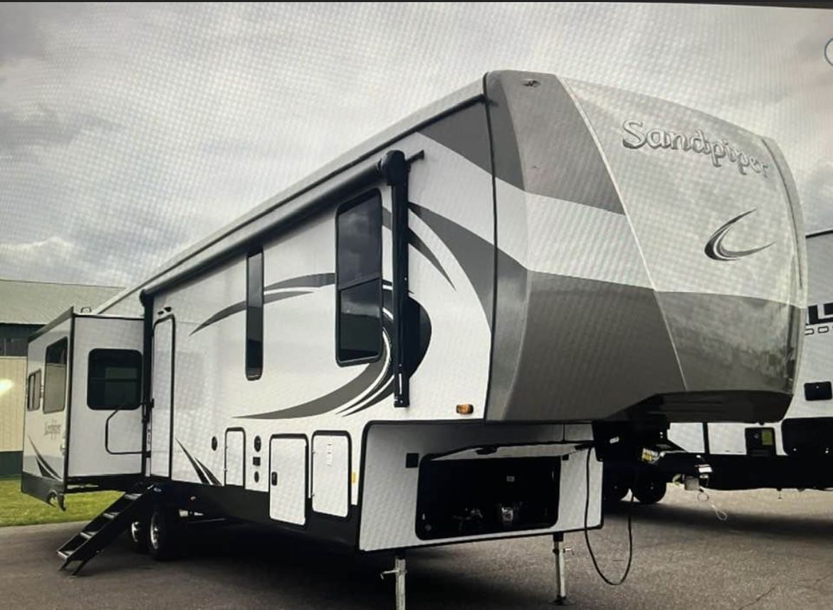 Travel trailer Fifth Wheel Sandpiper 2021 And  LOT ( Woodhaven Lakes ) 