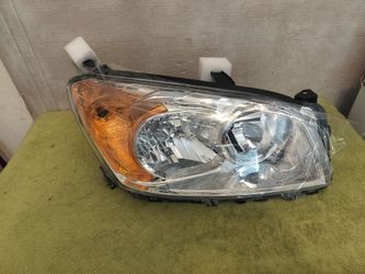 Toyota RAV4 Headlight Assembly