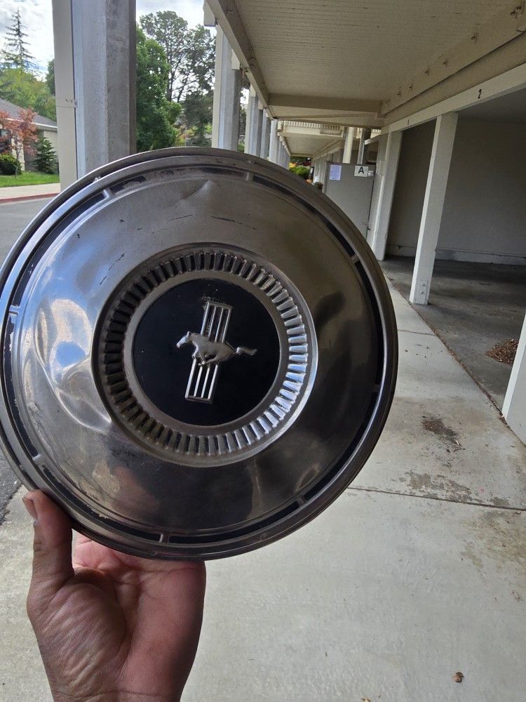 1968 Mustang Hubcups