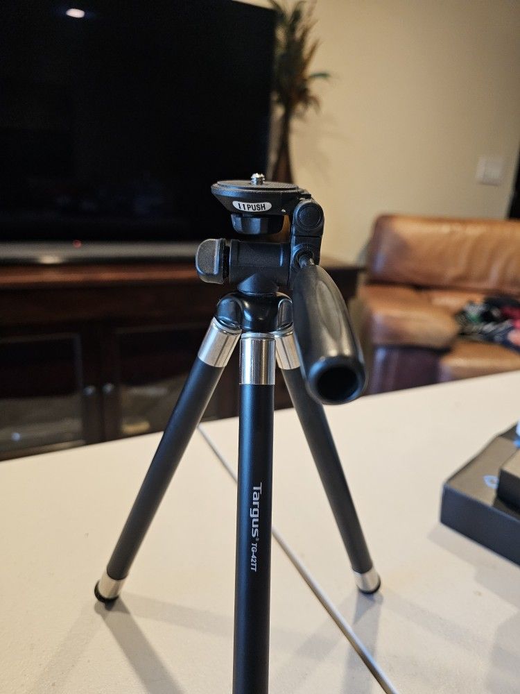 Targus TG-42TT Tripod for Cameras, Camcorders, and Other Technology. Used.