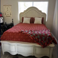 BEAUTIFUL Queen Bed Mattress & Box Spring ONLY