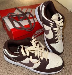 Women’s Nike Shoes 8.5 (LIKE NEW)