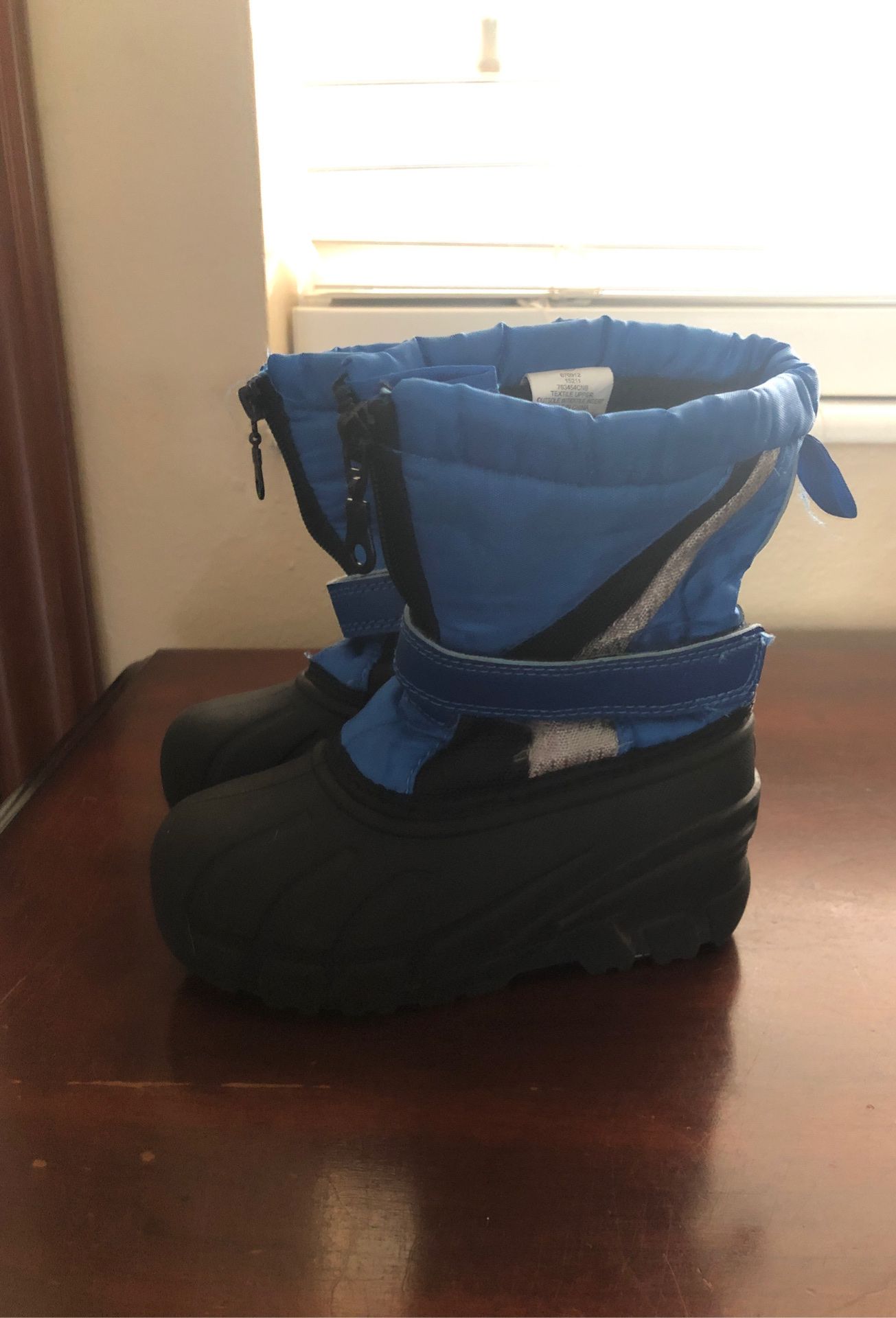 Toddler boy snow boots, size 9
