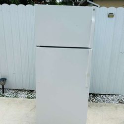 GE Refrigerator 28x67x26