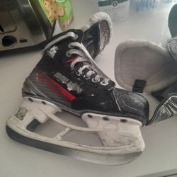 Ice SKATES BAUER SIZE 2.5 KIDS WILL NOT LAST 