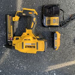 DEWALT 18 ga Staples gun