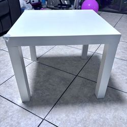 Mesa auxiliar LACK de IKEA en color blanco.