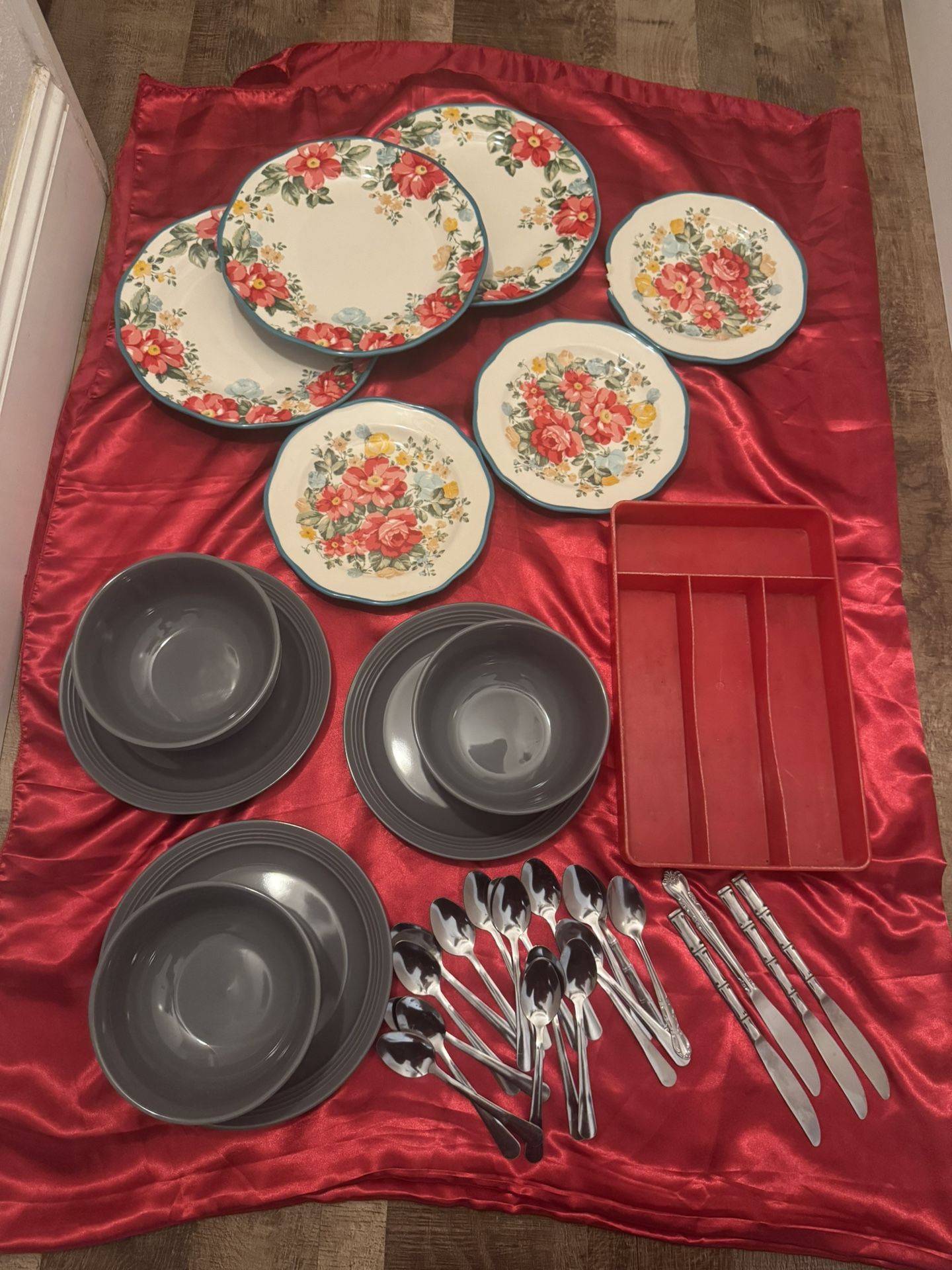 Pioneer Women And Mainstay Plates Bundle 
