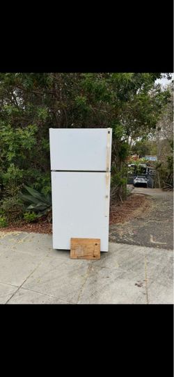 Free fridge, works great perfect for a garage