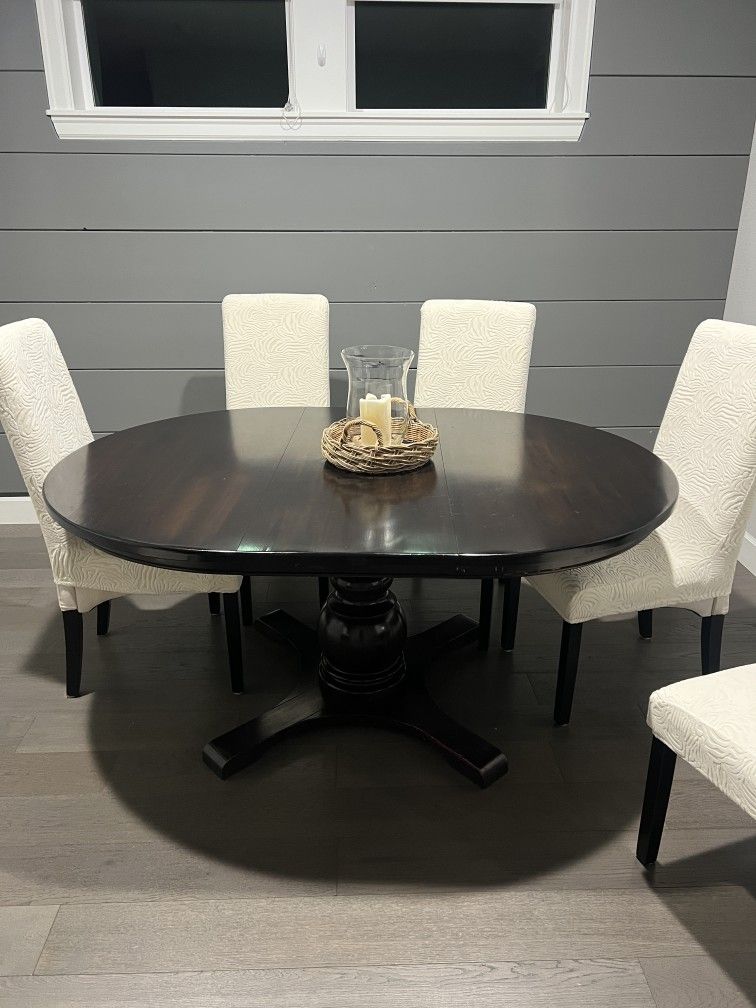 Dania Dinning Expandable Claw Foot Table And Chairs 