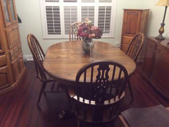 Beautiful Oak dining table, seats 8 (3 leaves), includes custom table protectors.