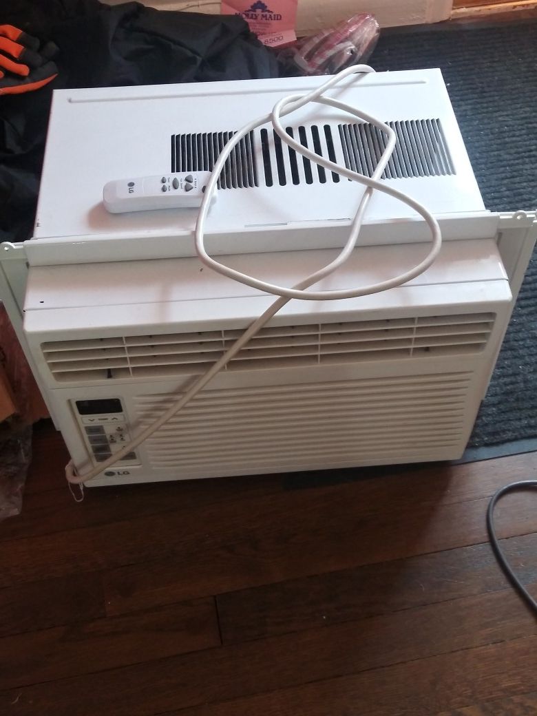 LG window AC unit. 6,000 BTU, comes with a remote. Like new, works great.