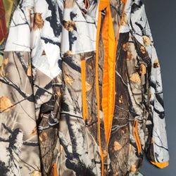 Selling A great jacket for hunting or just to wear https://offerup.co/faYXKzQFnY?$deeplink_path=/redirect/ is nice and warm for the winter.