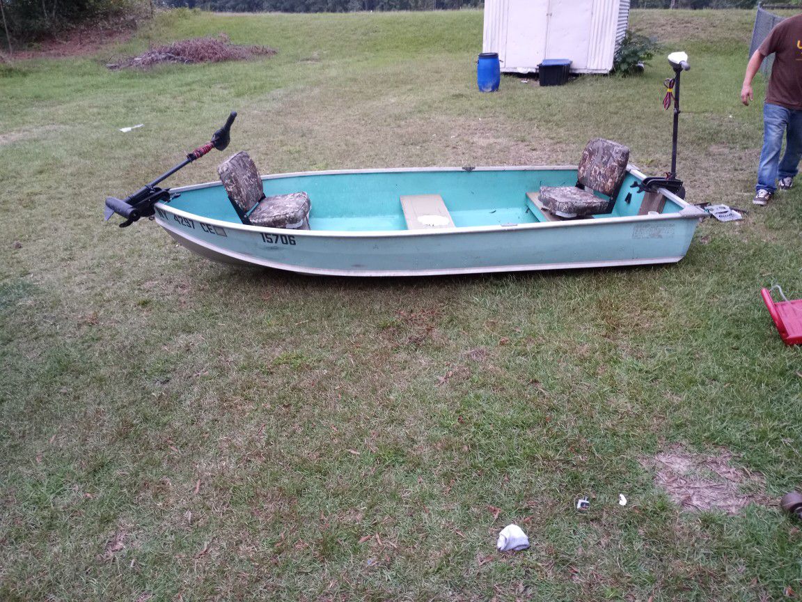 12ft v hull great little boat, come with two trolling motor nice swivel seats