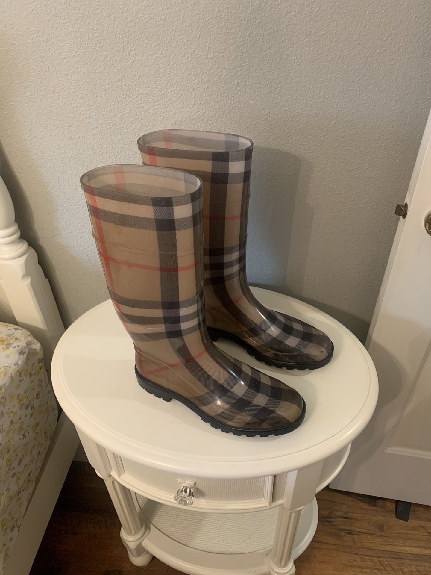 Women's Burberry rain boots sz 41