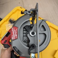 Milwaukee M18 FUEL 18V Lithium-Ion Brushless Cordless 7-1/4 in. Circular Saw (Tool-Only)