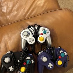 3 GameCube Controllers
