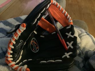 Rawlings Players Series 11” baseball/softball glove with 2 sot alls or baseballs color Orange and black Plainfield, Illinois