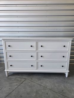 Universal Broadmoore
Lila 6-drawer Dresser
Color: Alabaster Finish
Constructed from Rubberwood Solids and Birch Veneers
Six Storage Drawers with Engli