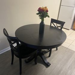 Dining Room Table And Chairs 