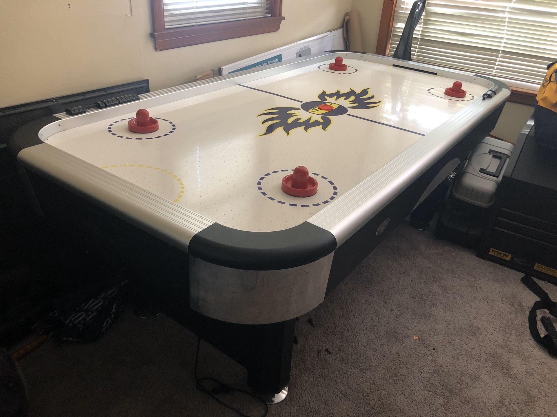 Air hockey table