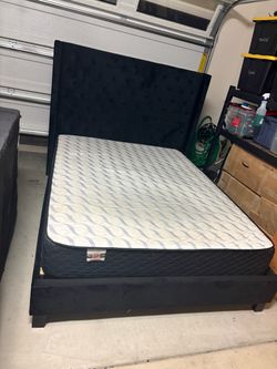 Black Tufted velvet QUEEN SIZE Bed Frame with Mattress  FREE DELIVERY