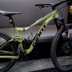 Giant Mountain Bike 29 in wheel size, M size, Green with Black