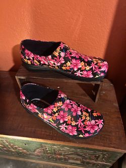 Women’s Size 9.5 Klogs