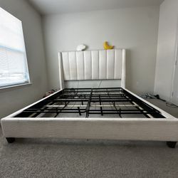 Living Spaces Amy White King Size Bed And Solid Metal Box Spring