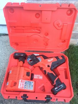 Milwaukee 2472-21XC M12 600 Mcm Cable Cutter Kit